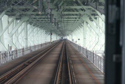 拍攝於 JR 列車車尾的機場連接橋
