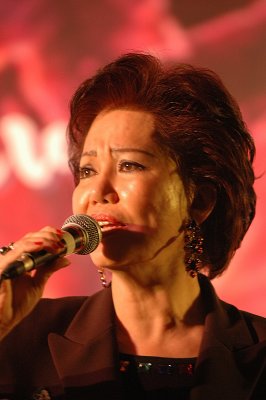 ca si Huyen Chau