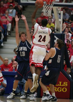 Fendi Onobun slices through the Bulldogs defense