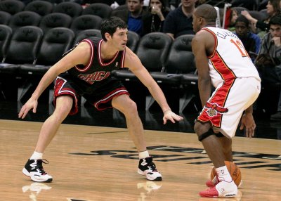 Kirk Hinrich squares up to defend Speedy Claxton