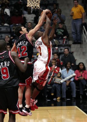 Hinrich blocks a Claxton layup from behind