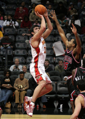 Pachulia takes a 14 foot jumper