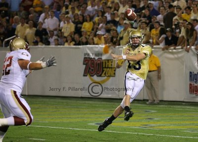 Yellow Jackets QB Bennett throws on the run