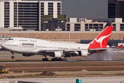 Qantas B747-400 Touching Down Rwy 25R