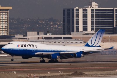 United Airlines B747-400 Touching Down Rwy 25R