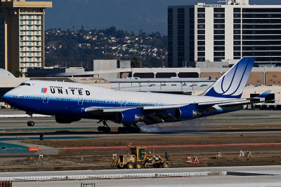 United Boeing 747-400 Landing RWY 25R