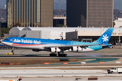 Air Tahiti Nui Landing RWY 25R