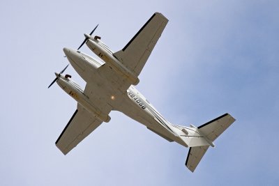 King Air 90 Going Around Rwy 25R