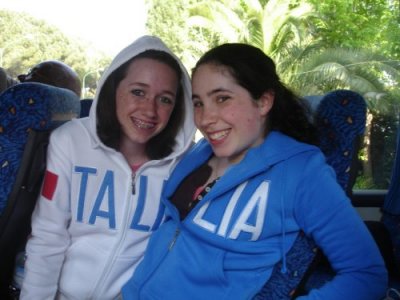 Emily & Sara Wear Italia