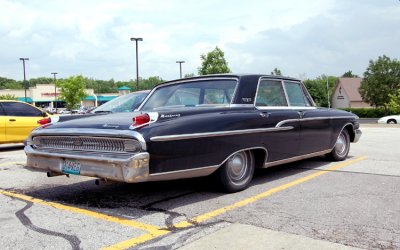 Now these were something, a Quintessential boat of a car. A highschool kid bought this off of E-Bay for a few hundred dollars & then drove it from Jonesboro Arkansas to Kansas City. My wife and I spoke with him for almost an hour.