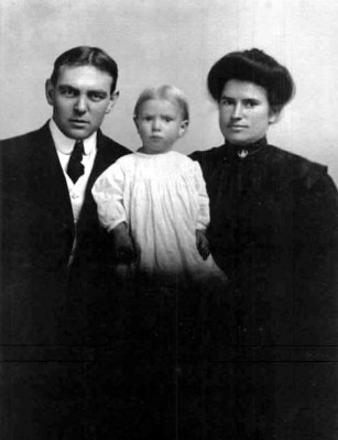 Here we see William Ewart Clift & his wife Daisy Ethel Mann Clift with their son, George William Robert Clift.