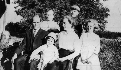 Shown above is a picture of the Ed Coatney Family, around 1915. Shown left to right top row: Wilma Lucille & George Robert. Shown sitting are: Edward Ernest, Ida Virginia Banner, Ethel Elizabeth. The youngest little toddler shown is my maternal grandfather; William Edward Coatney.