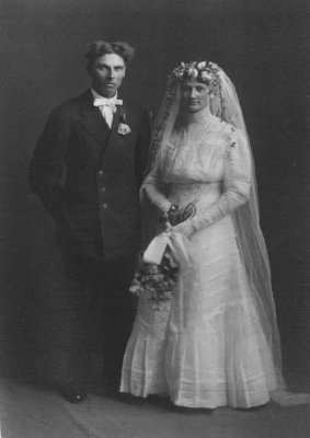 Karolina Limbeck: 1889-1963, was the ninth of ten children born to Matthias Limbeck u his frau, Elisabet Portschy. She married Lawrence H. Wahl: 1888-1963, & together this couple would have three children.