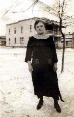 Our guess at this point is that her middle name was Edna. However, it's simply a guess. An original copy of this photograph is in possession of Salena Marie [Robinson] Mann. 
