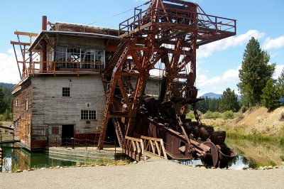 Front view of the dredge