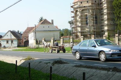 Wóz na szosie - częsty widok w Rumunii :) (Saschiz)
