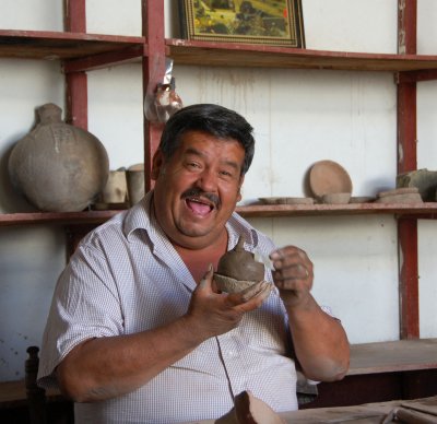 A jolly ceramics artisan in Nazca