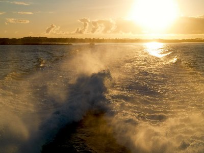 2007-09-05 Wave after boat