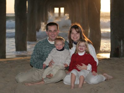 FamilyUnderPier_8805.jpg