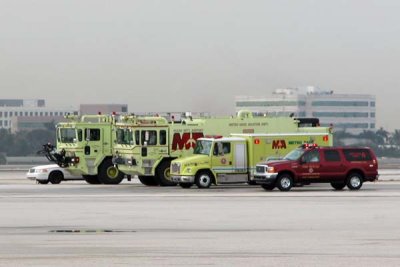 MIA ARFF units waiting for the fallen soldier's flight to arrive, photo #2110