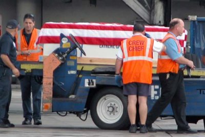 Fallen soldier being offloaded from flight photo #2124
