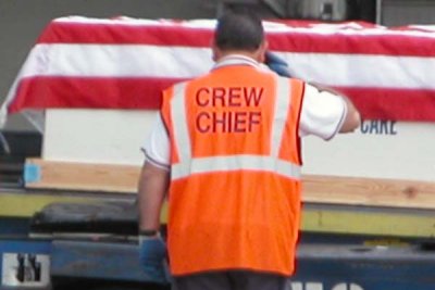American Airlines crew chief salutes the fallen soldier, photo #2125