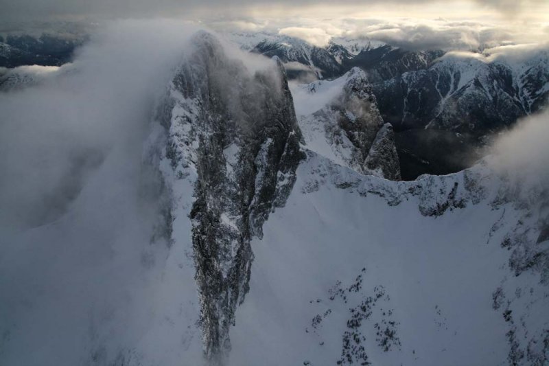 Hozomeen S Pk, NE Ridge & N Face, View SW (Hozomeen022607-_132.jpg)