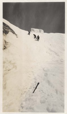 Searchers In The Slide Path (Baker1939-3.jpg)
