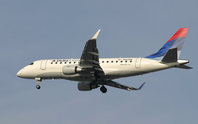 ERJ-170 of Delta Express approaching JFK 31R