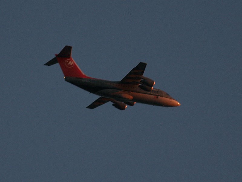 Rather grainy photo of NW ARJ-100 flying towards HPN in low light condition