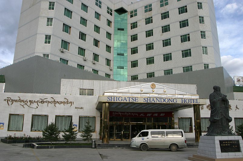 Confucius statue in front of the Shandong Hotel