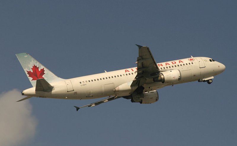 Air Canada A320 climbs out FLL, Dec 2007