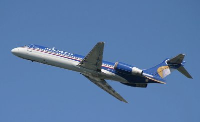 Midwest 717 taking off LGA RWY 31