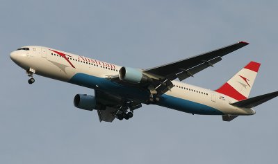 Austrian 767-300 approaching JFK 31R, Dec. 2006