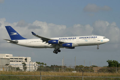 Aerolineas Argentinas A-340 approaching MIA RWY 9