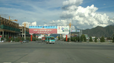 Jin Zhu Blvd, the main thoroughfare entering Lhasa