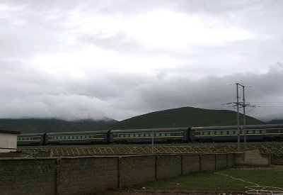 Train rushed by on Qin Zang Railroad