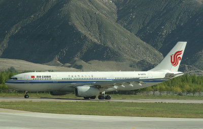 CA A-330 arriving in Lhasa, LXA
