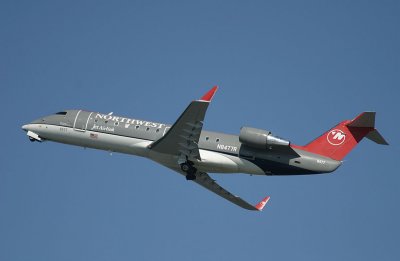 CRJ in NW's old livery taking to the sky