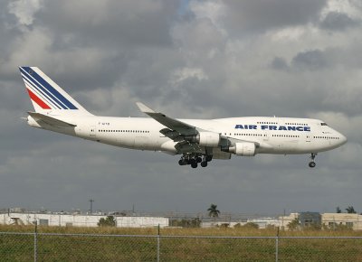 French 747-400 ready to land, MIA, Dec 2007