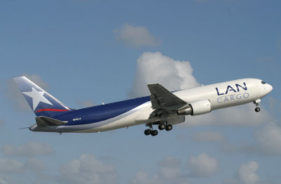 LAN 767-300 leaps into the sky