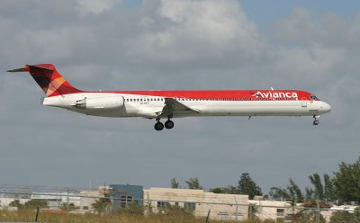 Aviancas MD-80 landing in MIA
