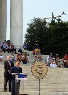 Speakers with a low-flying plane headed toward Reagan
