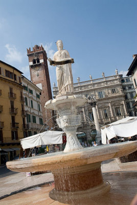 3190 - Verona - Fountain of Madonna Verona.jpg