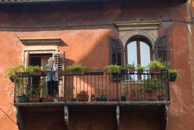 3205 - Verona - on a balcony in Verona stood ......jpg