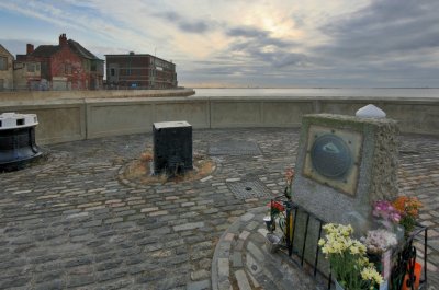 St Andrews dock trawlermen memorial.jpg