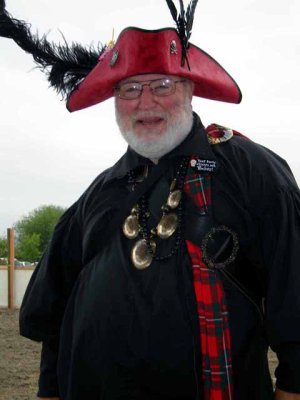 See, it's true! Squinty has a black set of garb, and still quite the dashing pirate