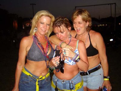 The three ladies again. The one on the left fell in love with my eyes.