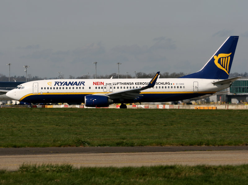 B737-800 EI-DAU