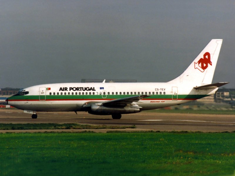 B.737-200 CS-TEV
